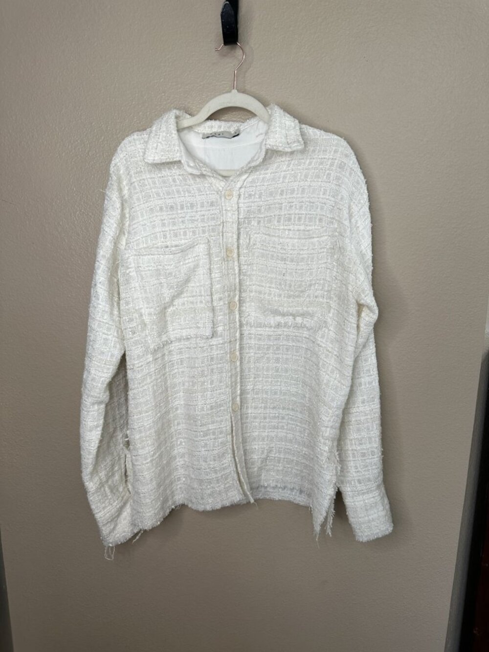 MNML Cream Textured Long-Sleeve Button-Up Shacket M Raw Hem Front Pockets Poly